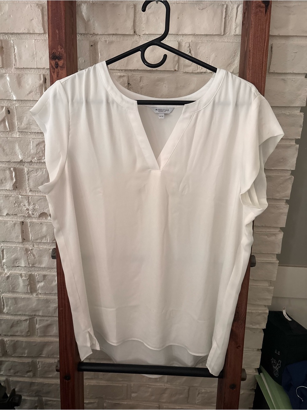 BNWOT Reitmans White V‑Notch Cap Sleeve Blouse